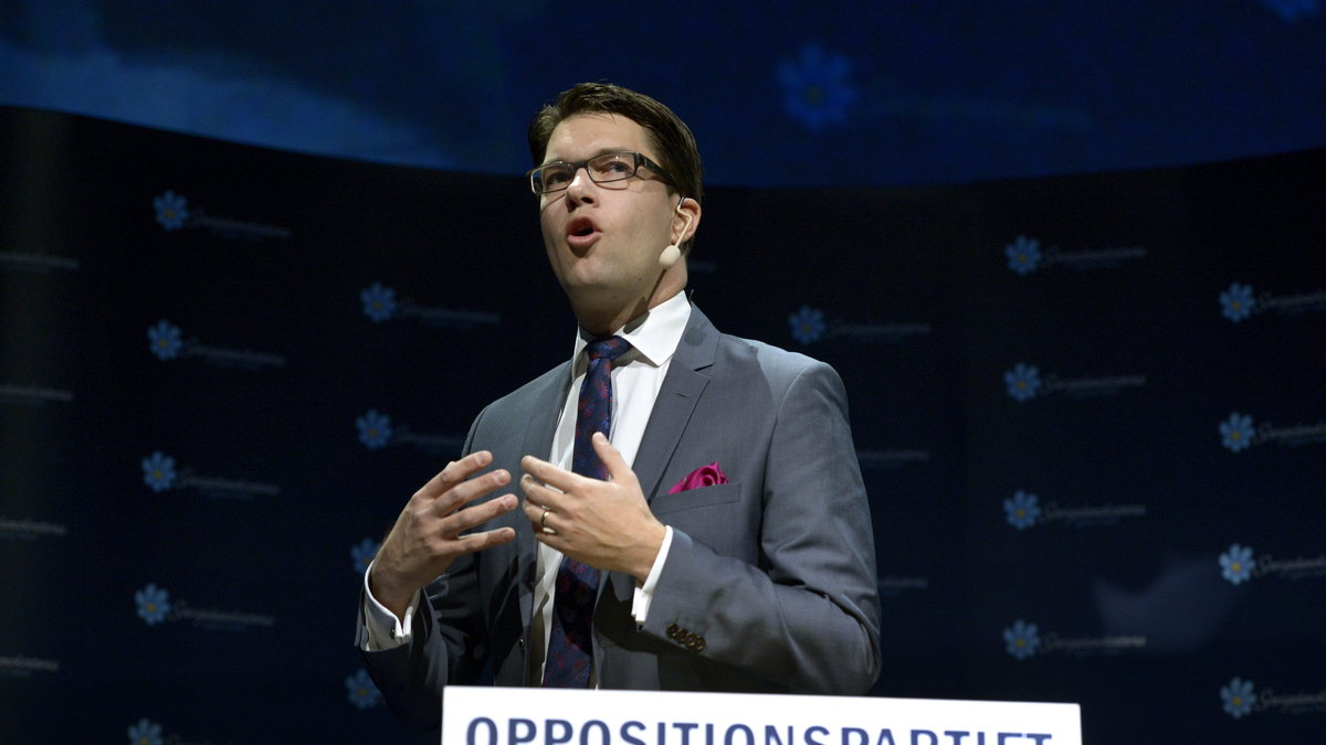 Åkesson deltog i "Debatt" angående diskussionerna om hans uppväxt och varför han gick med i SD.